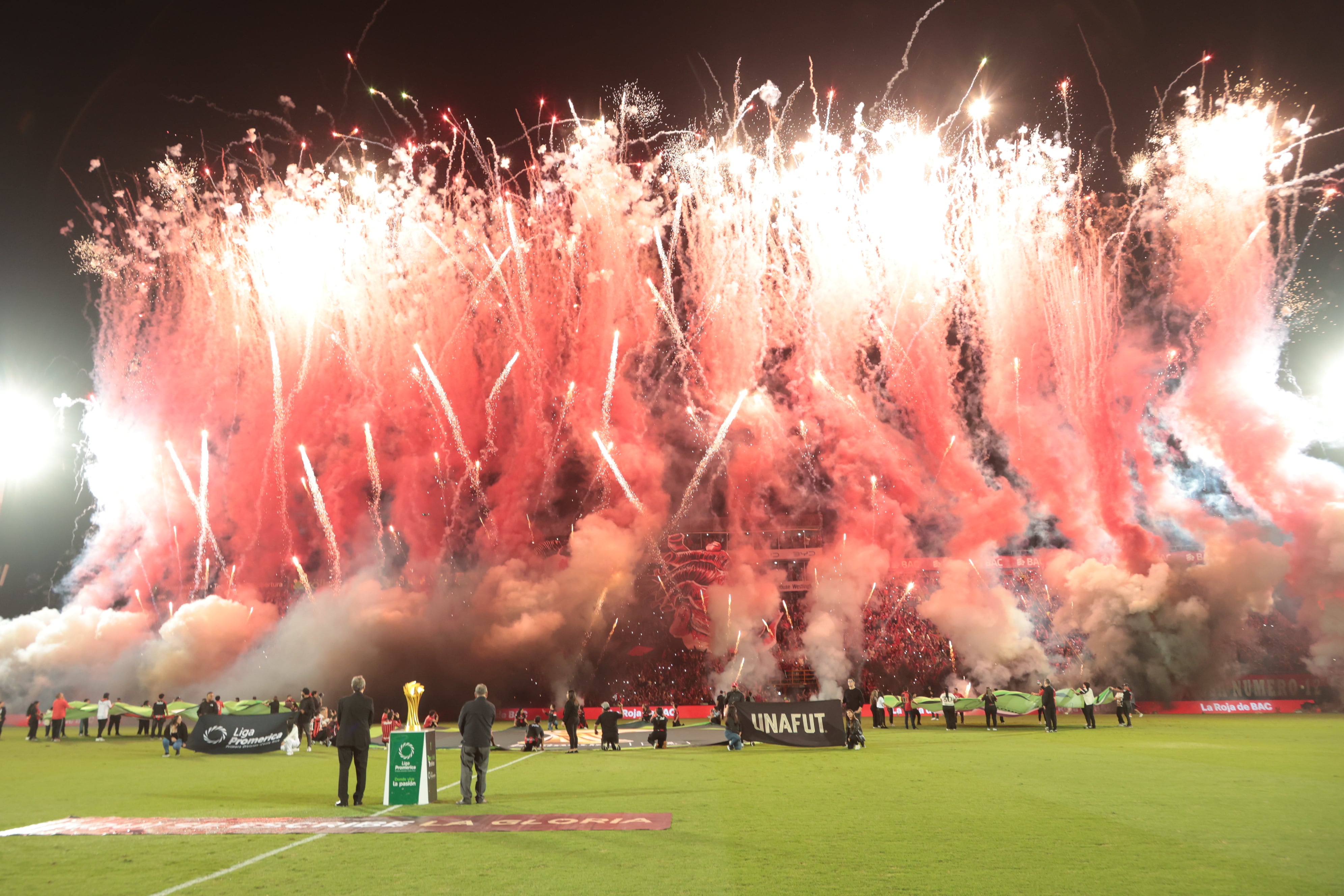 20/12/2025/ partido de ida entre Liga Deportiva Alajuelense vs Saprissa por el partido de vuelta de la final del Torneo apertura de la Liga Promerica 2025 en el estadio Alejandro Morera Soto / foto John Durán
