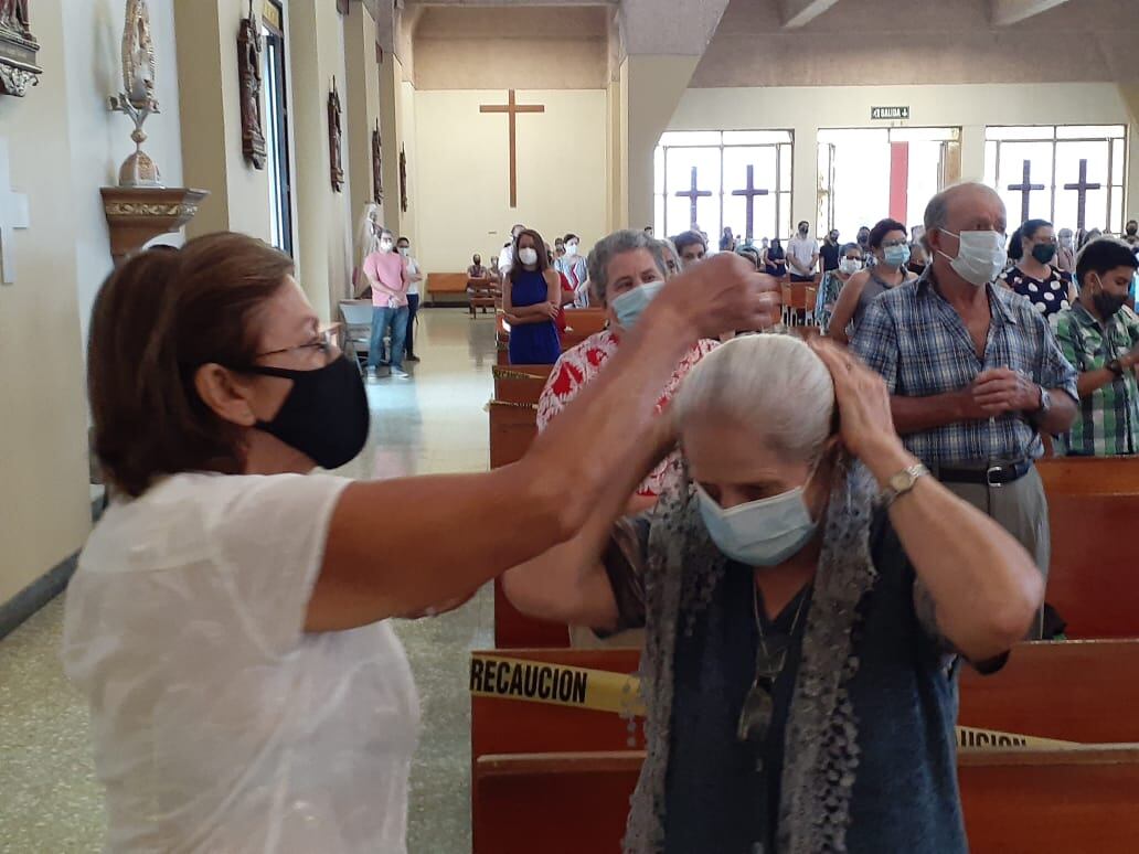 En la Catedral de Ciudad Quesada se vivió con mucha fe e higiene la misa del Miércoles de Ceniza del 2021 que presidió monseñor José Manuel Garita, obispo de la diócesis de Ciudad Quesada. En la foto doña Olga Marta Valerio Piedra recibe la imposición de la ceniza.