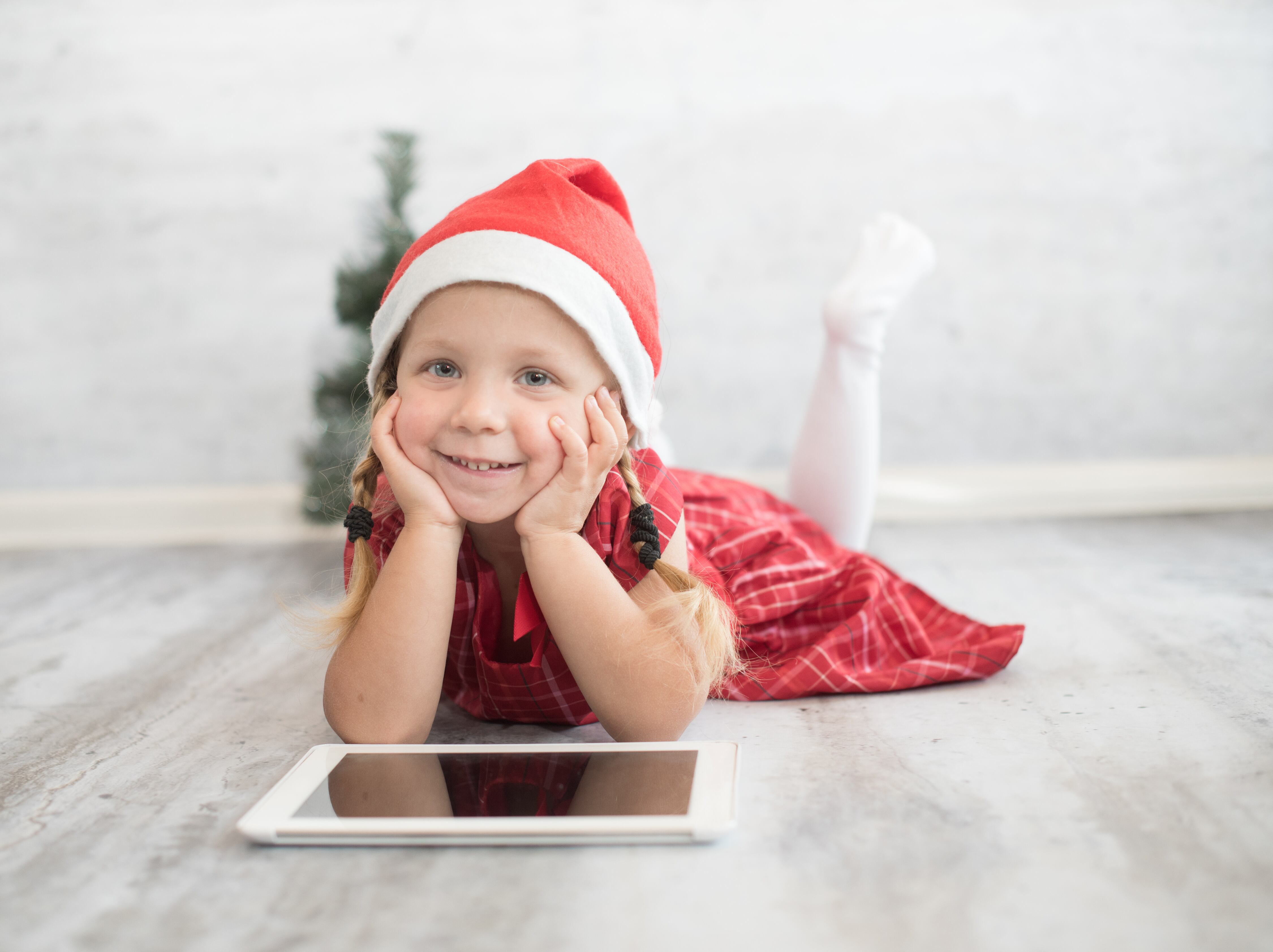 Santa cada vez usa más tecnología en los juguetes tradicionales que fabrica en el Polo Norte.