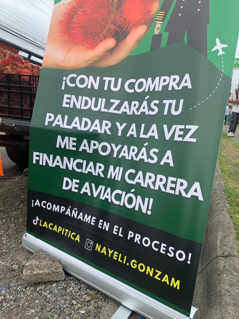 Nayeli Álvarez González, la capi tica, vendedora de mamones en Alajuelita.