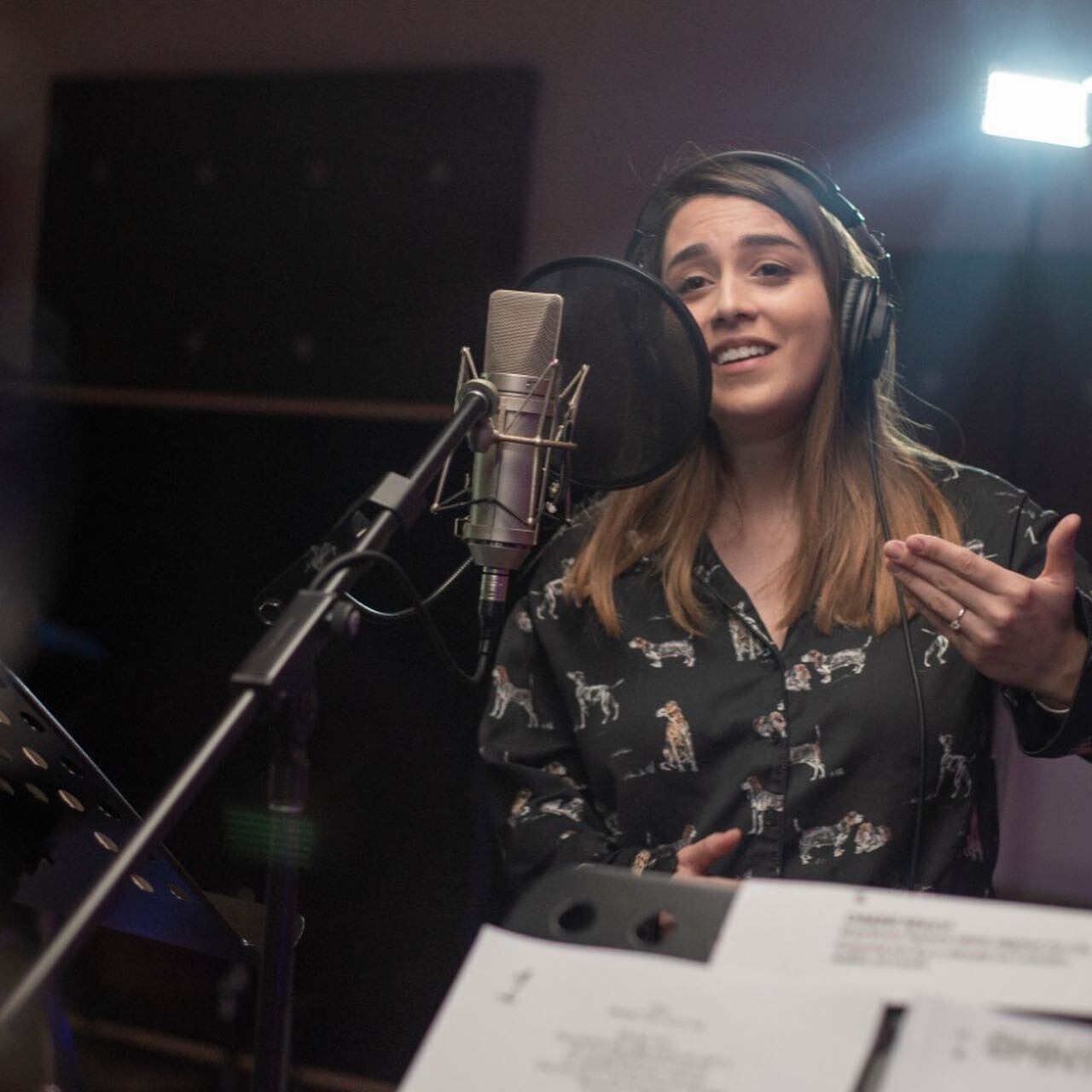 La cantante Sharon Abarca, quien es del cantón de Grecia, disfruta de la iluminación de la casa de los Barrantes