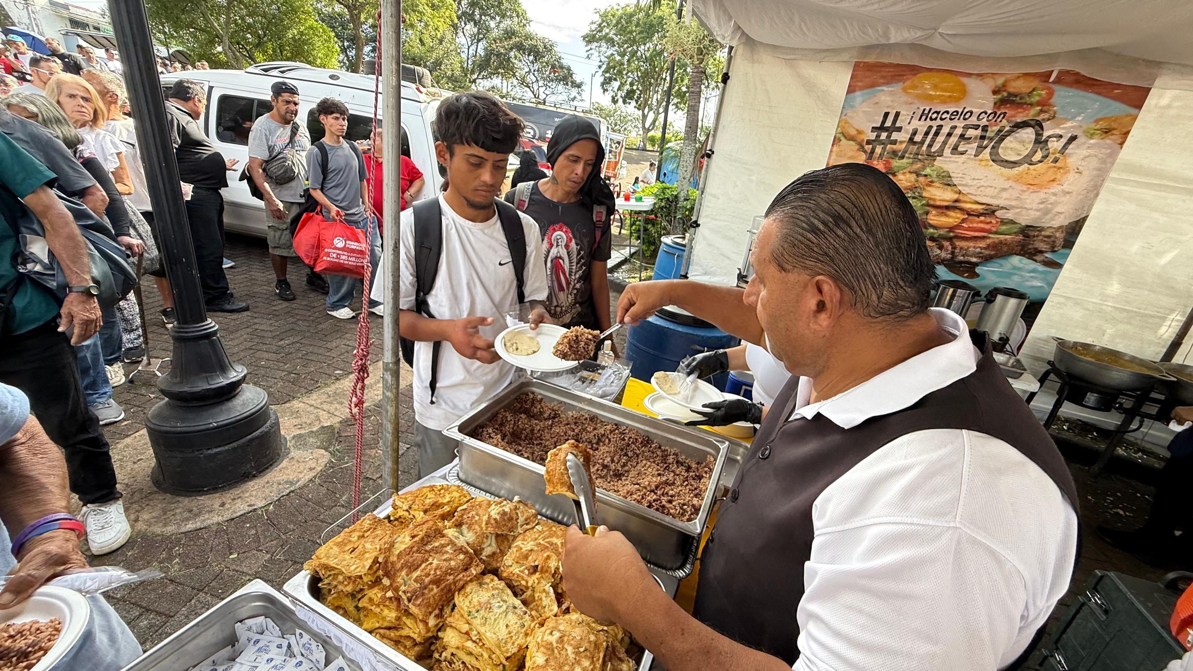 El Día Mundial del Huevo 2026 se celebró el viernes 9 de octubre, de 7:30 a. m. a 11:00 a. m., en el Parque Juan Santamaría, en Alajuela. Se repartieron más de 3.000 desayunos gratuitos, con los huevos como protagonistas.