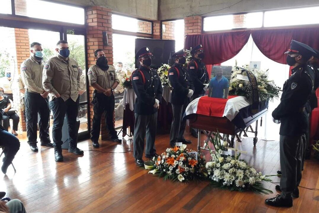 Despedida a agente del OIJ que falleció al caer al río Tiribí. Foto cortesía Grette Chaves.