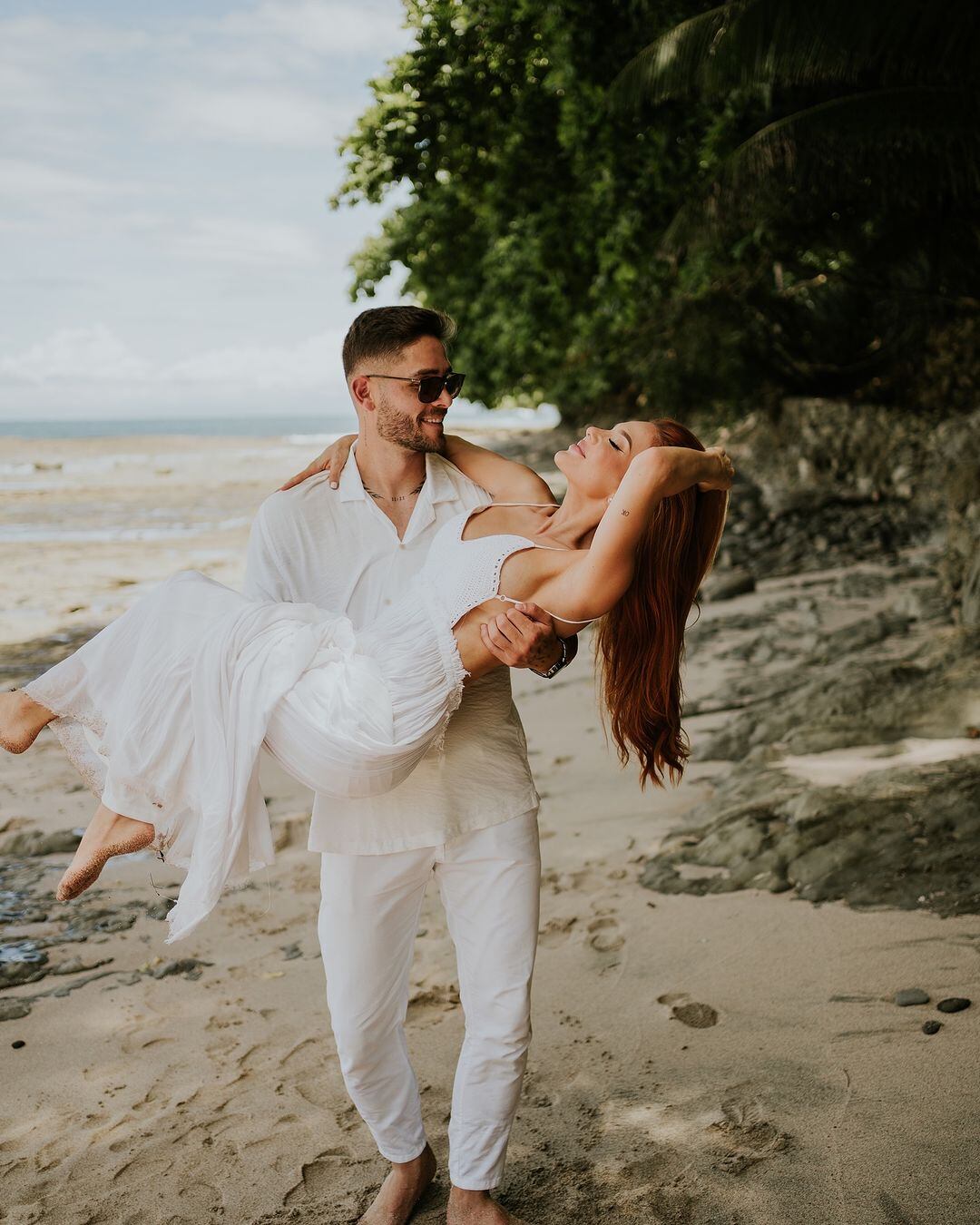 Jugador Jonathan Moya y su promedita Joseline Valverde