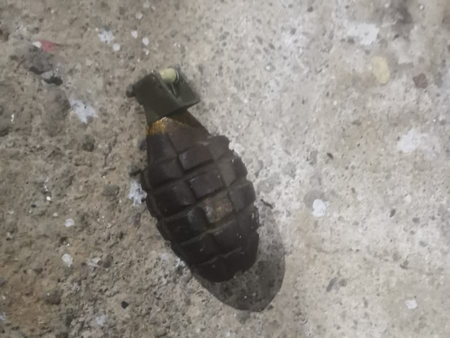 A los sujetos no les importó lanzar la granada en medio de una alameda en la que hay varias casas. Foto MSP.