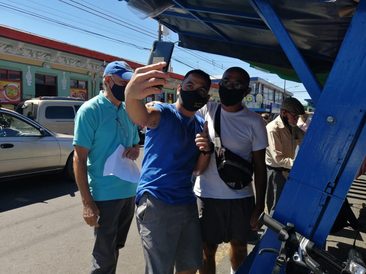 Víctor Hugo Vargas Abarca, conocido como Lechuza, vende lotería en el centro de Cartago y por segundo año consecutivo vendió pedacitos del Gordo Navideño.