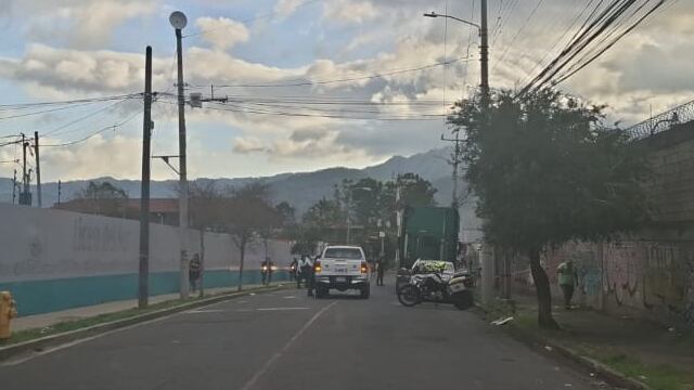 Un hombre de 51 años, murió al quedar prensado entre dos camiones, la tarde de este martes 14 de enero en barrio Cuba, San José. Foto: Cortesía para La Teja