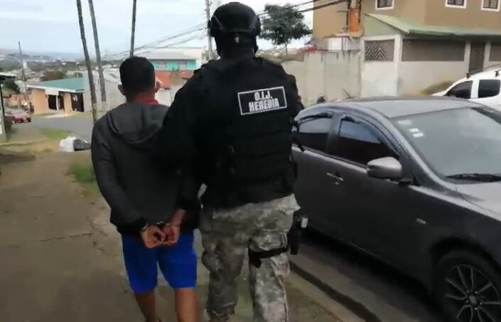 OIJ detiene a dos sospechosos de asaltar a cinco hombres a quienes habrían engañado por medio de app para encuentros sexuales. Foto OIJ.