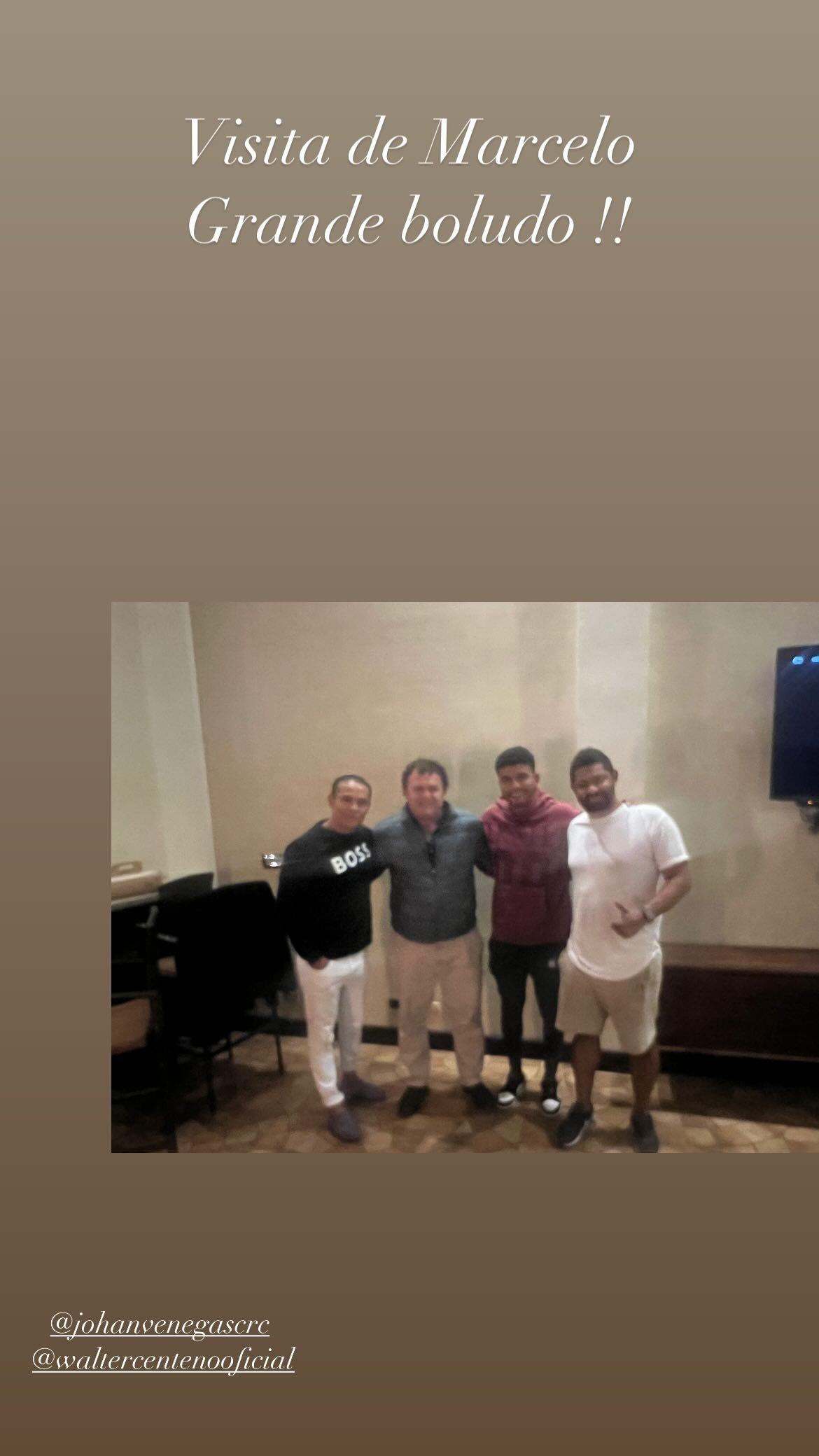 Una foto para el recuerdo de Walter Centeno, Armando Alonso y Johan Venegas con Marcelo Tulvobitz.