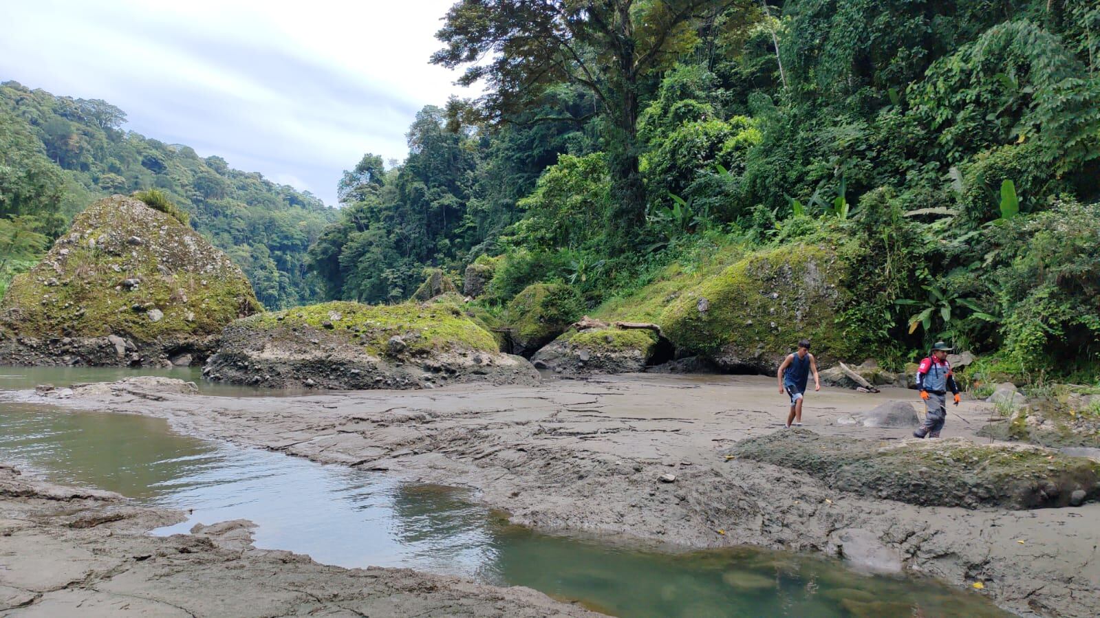 Búsqueda de joven desaparecido en el río Reventazón. Foto Cruz Roja.