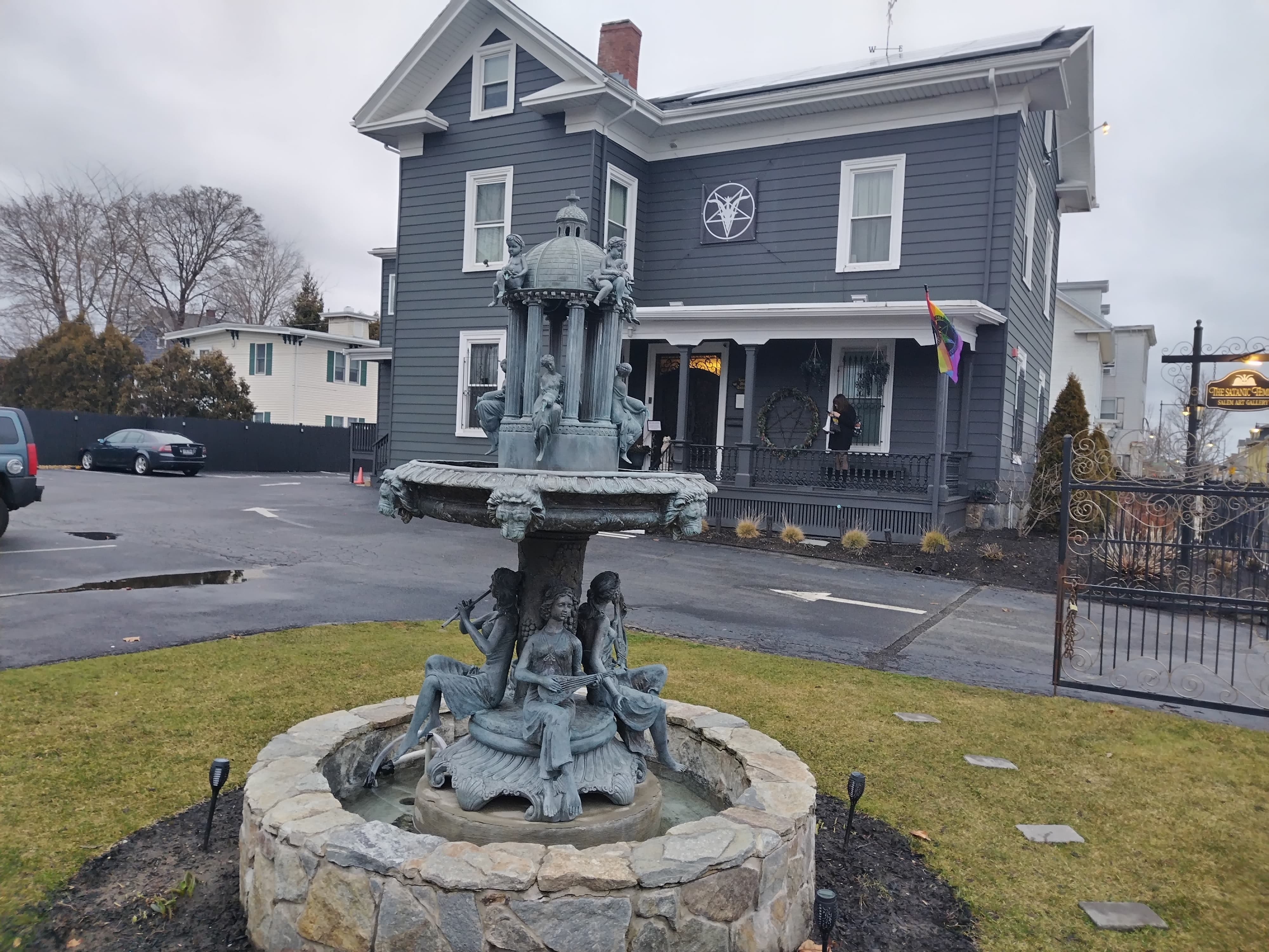 El pasado jueves 7 de marzo, un día después que Liga Deportiva Alajuelense perdiera 4-0 con el New England Revolution por la Concacaf, y antes de irnos al aeropuerto para pasar de Boston a Nueva York, nos la jugamos y ayudados por un tico que vive en Boston, don Eduardo Araya, nos fuimos para Salem, la ciudad más embrujada de todo Estados Unidos y una de las más embrujadas del mundo.