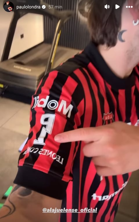 El cantante Paulo Londra filtró la que sería la nueva camisa de Alajuelense. Instagram Paulo Londra.