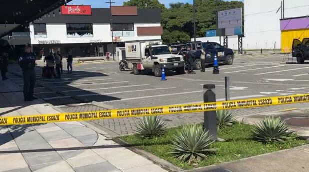 Tres hombres fallecieron consecuencia del tiroteo que ocurrió en Plaza Garden en Guachipelín de Escazú, San José la madrugada de este domingo 6 de octubre. Foto: Tomada de Mundo Escazú