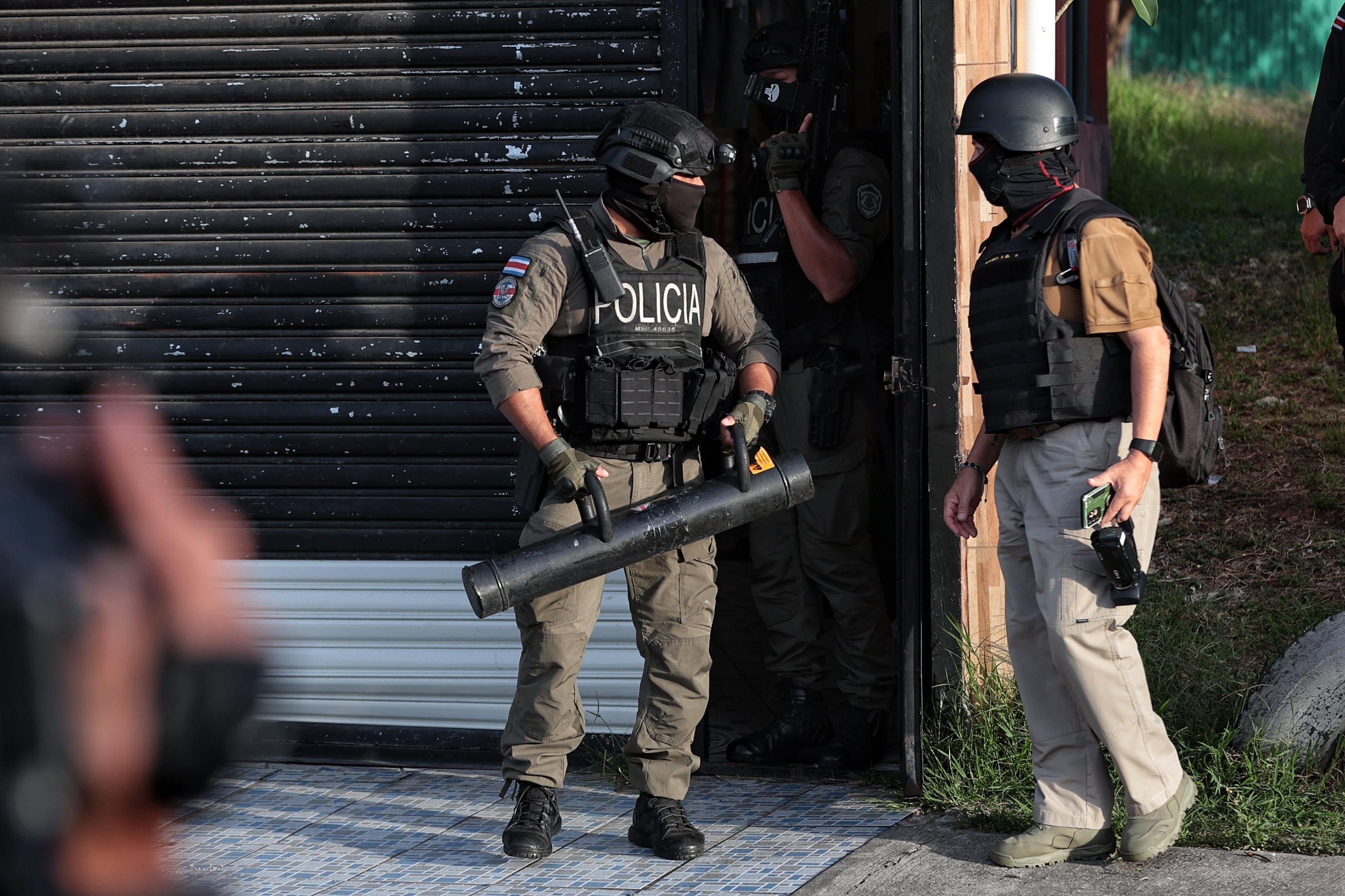 Operativo por parte de la Policía de Control de Drogas en residencial Los Geraneos en San Sebastián / Foto John Durán