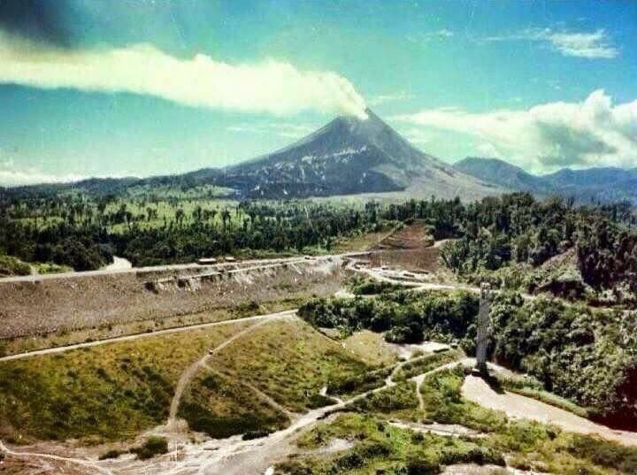 El 29 de julio de 1968, el volcán Arenal despertó con una violencia que Costa Rica jamás había visto. La familia Peñaranda Quesada revive la mañana en que su familia escapó de la erupción del volcán Arenal