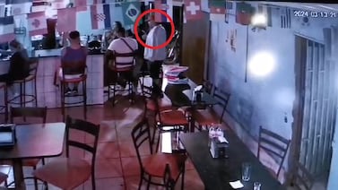 Video revela cómo sicarios ejecutaron a joven que conversaba con amigos dentro de bar