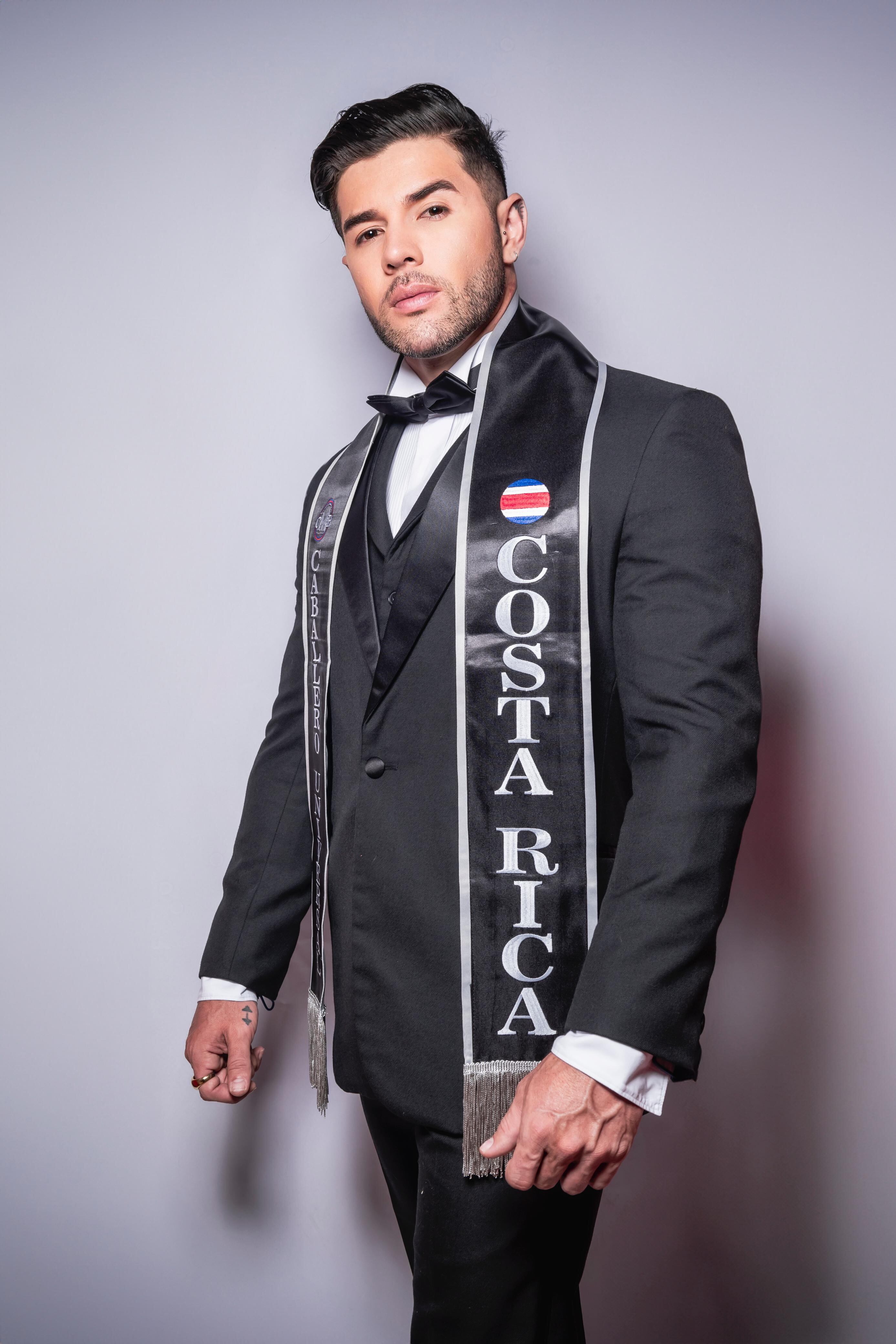 El modelo, entrenador personal y presentador de televisión, Richard Andrés Ortiz, quiere convertirse en el caballero más guapo del universo.