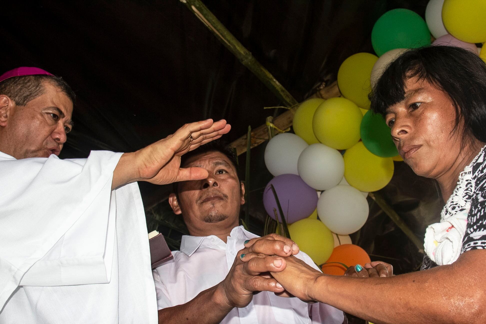 Desde antes de la pandemia, 30 parejas del pueblo indígena Cabécar, del Valle La Estrella, en Talamanca, Limón, le informaron a la iglesia católica que querían cumplir con el sacramento del matrimonio y se casaron el pasado 23 de abril: 9 en Alto Cuen y 21 en Bella Vista.