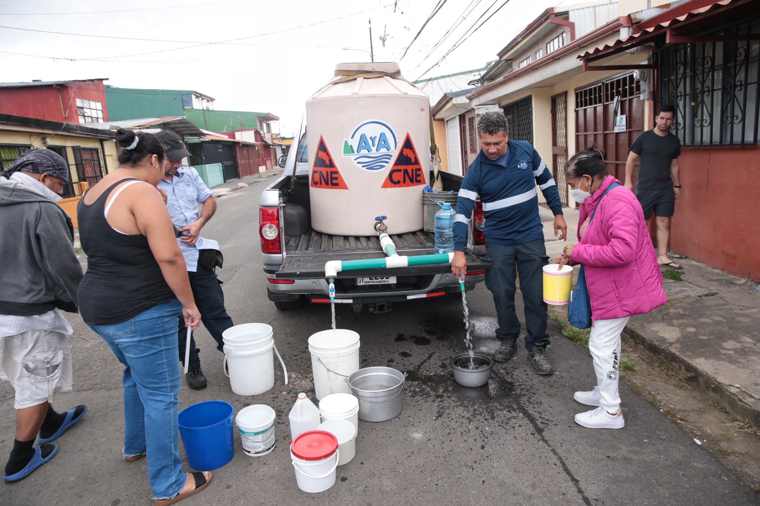 26/01/2024/ Contaminación del agua en Tibás, Moravia Guadalupe afecta a vecinos y comercio, funcionarios del A&A suministran agua en Calle Blancos / foto John Durán