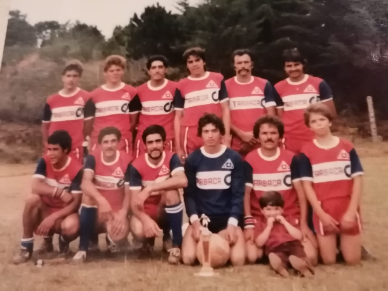 Enrique Valverde Monge, junto a un grupo de amigos, fundaron hace 47 el Unión Deportiva Tarbaca, equipo con el cual hasta el día de hoy sigue jugando de titular en la media cancha.