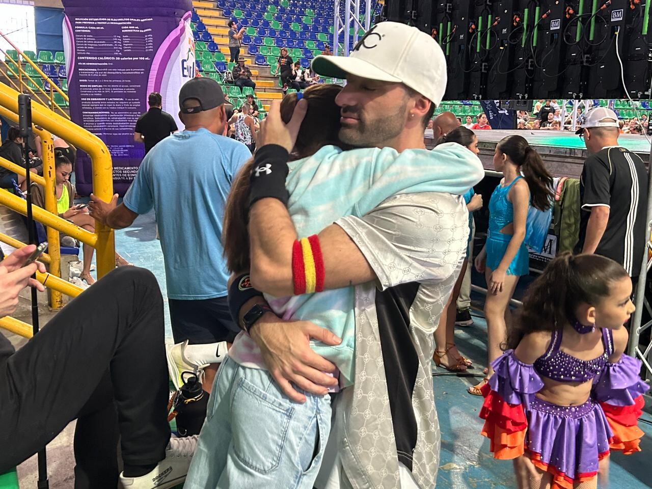 Toni Costa con su hija Alaia en el BN Arena.