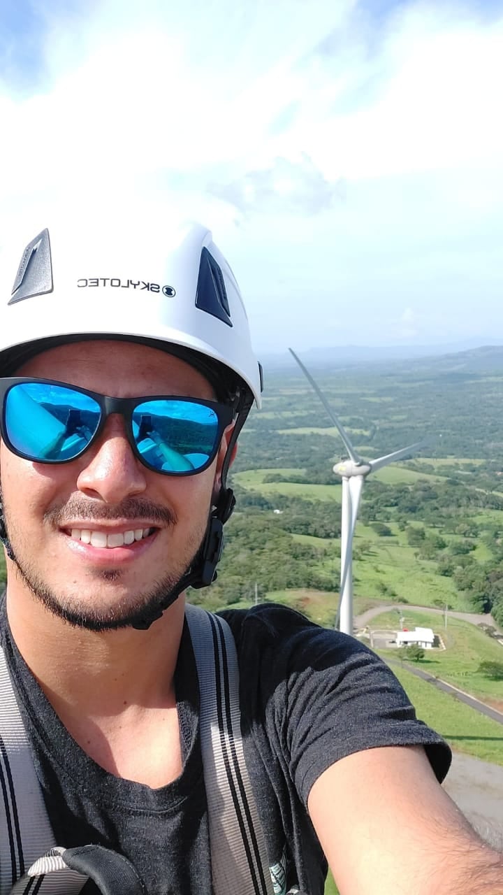 Félix Cabezas Ordoñez y Mauro Masis Solís, son técnicos que reparan y les dan mantenimiento a las torres eólicas propiedad de Coopeguanacaste y lo suyo es encaramarse hasta el puro cucurucho de esas torres cada vez que se necesita