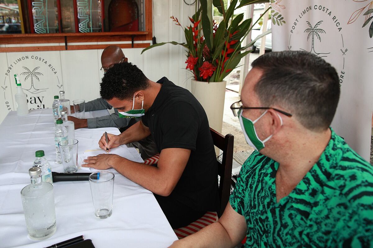 Esteban Alvarado firma con Limón FC