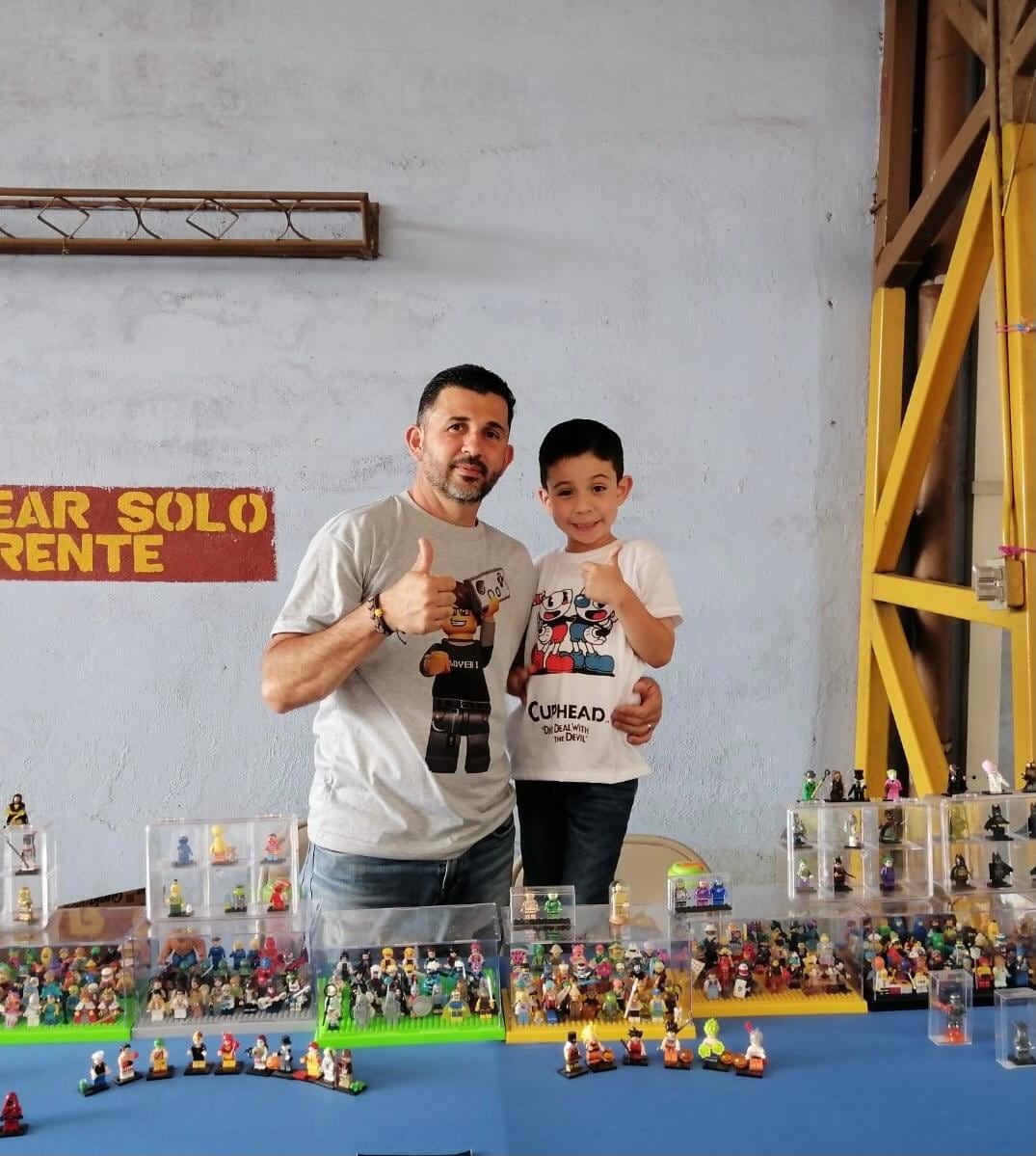 Fabián Cortés Sánchez tiene 7 años y celebra este Día del Niño haciendo lo que más le gusta, muñequitos de plastilina para aumentar su colección. El papá se llama Cristian Cortés Badilla y le enseñó a coleccionar