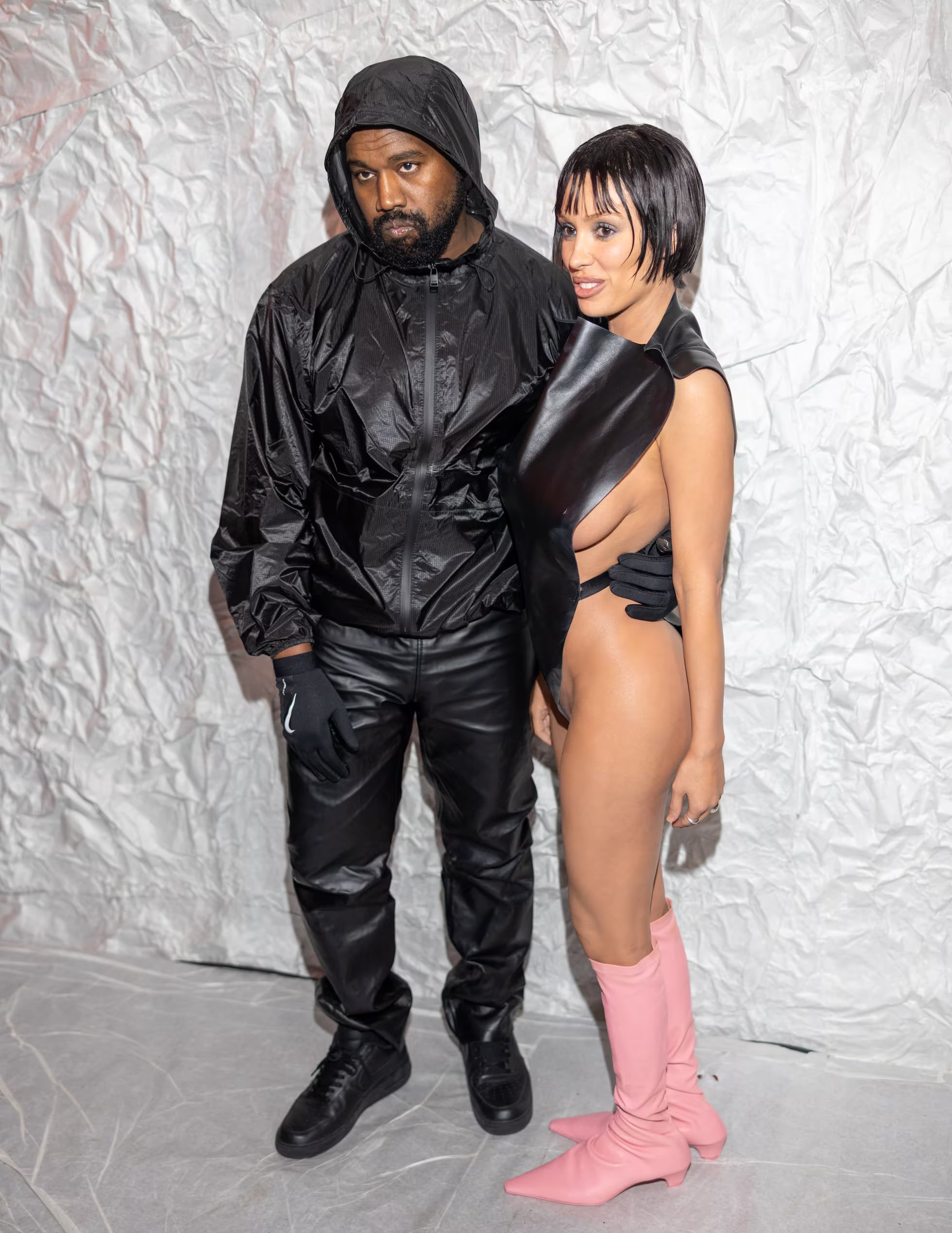 Bianca Censori, esposa del rapero Kanye West, y sus antuendos en sus últimas apariciones públicas.