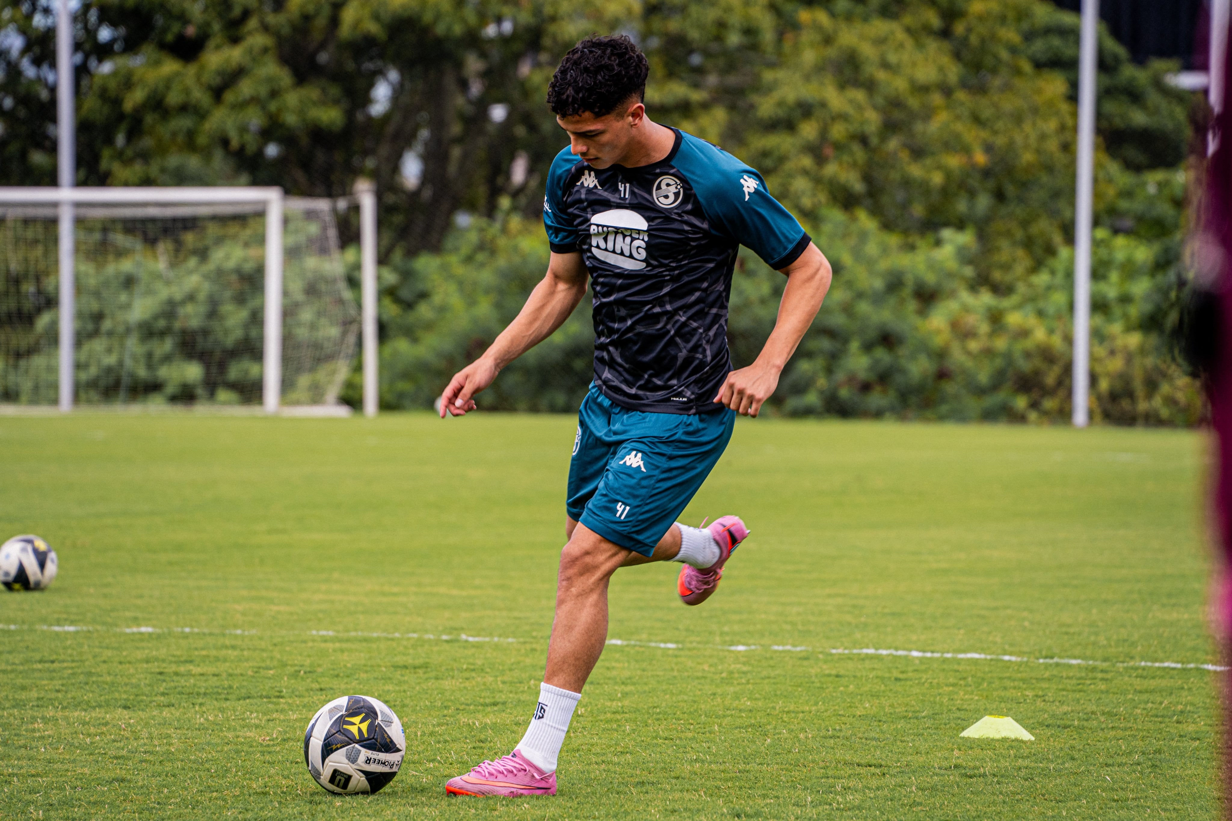 Warren Madrigal, delantero del Saprissa ya está entrenando con el primer equipo morado. Fotos tomada de X Saprissa.