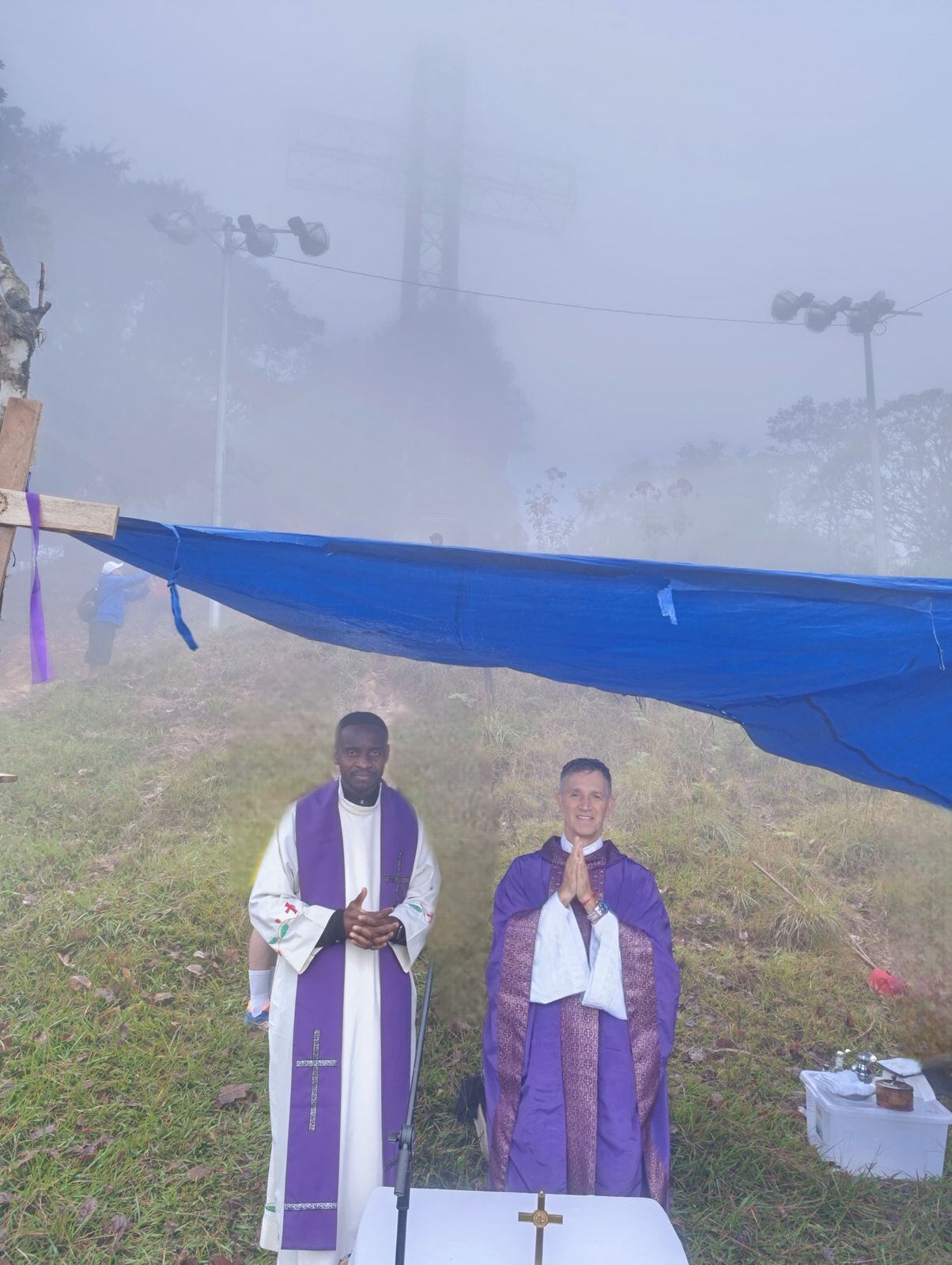 Este sábado 12 de abril, a vísperas del inicio de la Semana Santa, la comunidad católica alajueliteña realizó un viacrucis hasta uno de los emblemas más representativos que tienen, la cruz