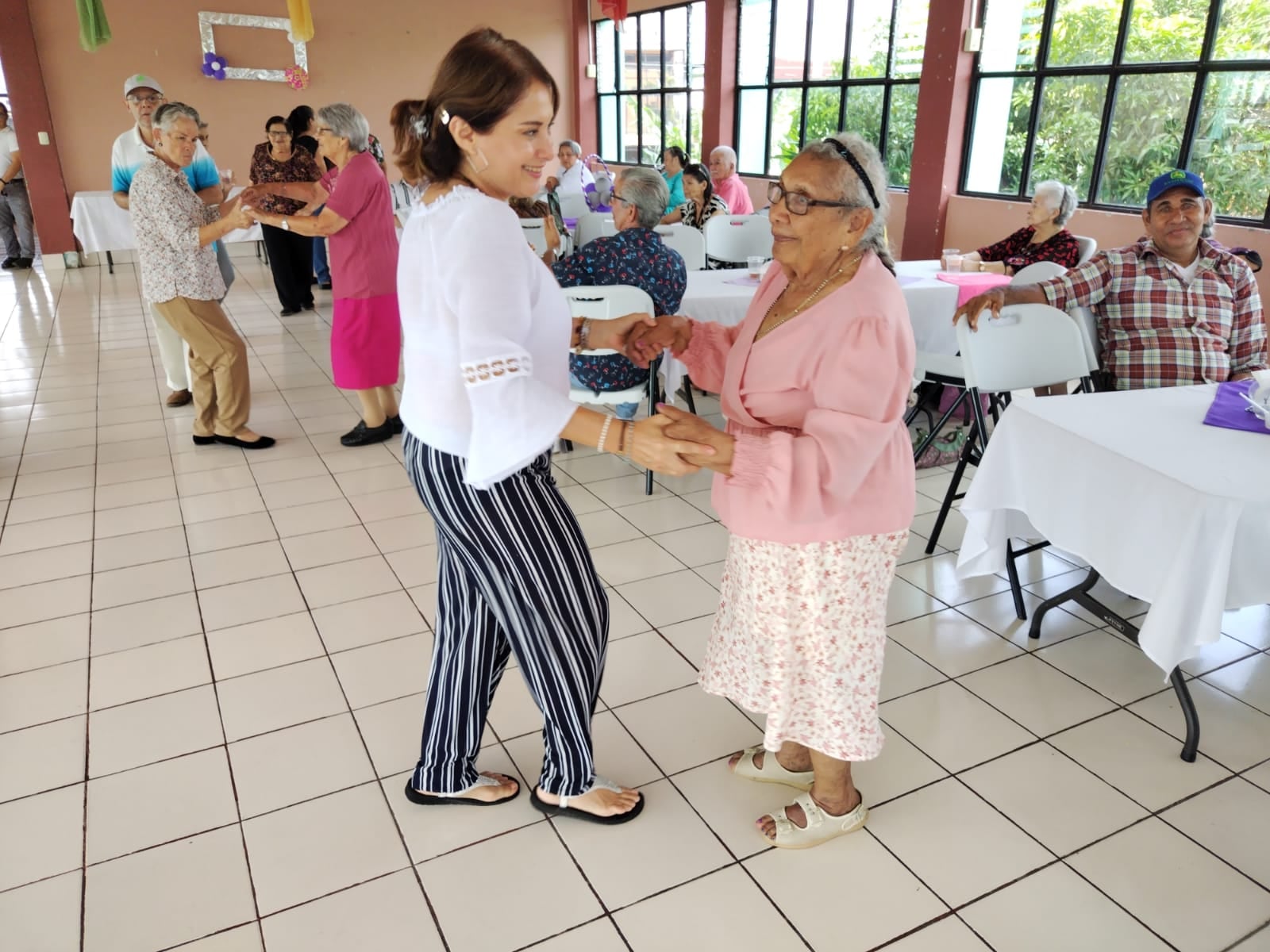 El Centro Diurno de Atención al Adulto Mayor Los Años Dorados, del josefino barrio Cuba, se puso sus mejores trajes y se llenó de alegría para fesejarle a doña Susana Filomena Cruz Vanegas sus 100 añitos de edad