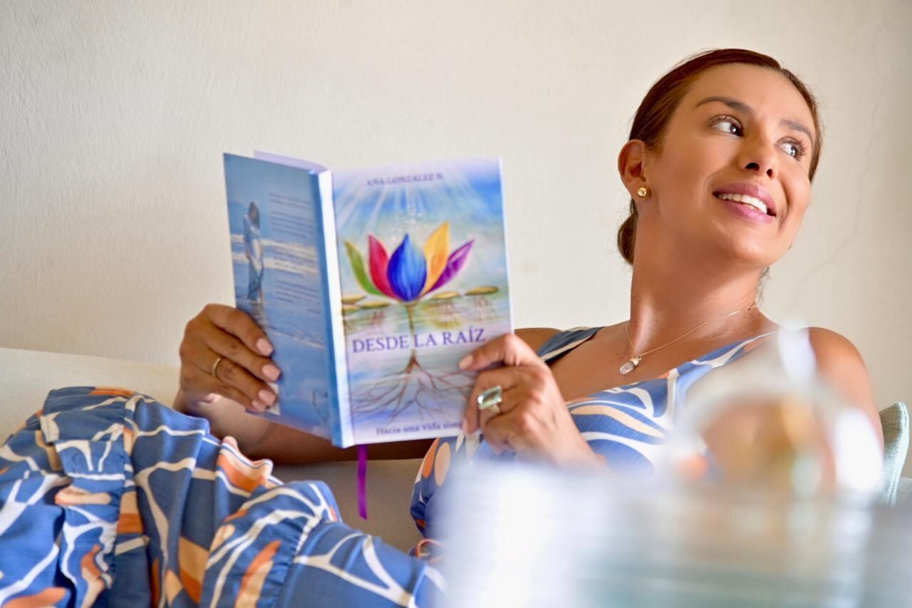 La periodista costarricense, Ana González, publicó un libro que se llama “Desde la raíz. Hacia una vida simple”, el cual, como ella misma dice, fue hecho por “un compromiso con Dios”.