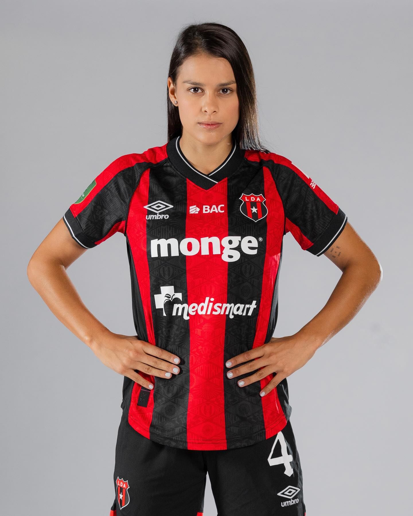 Paula Coto y Alajuelense estrenarán el nuevo uniforme del club este sábado. Foto: Prensa LDA