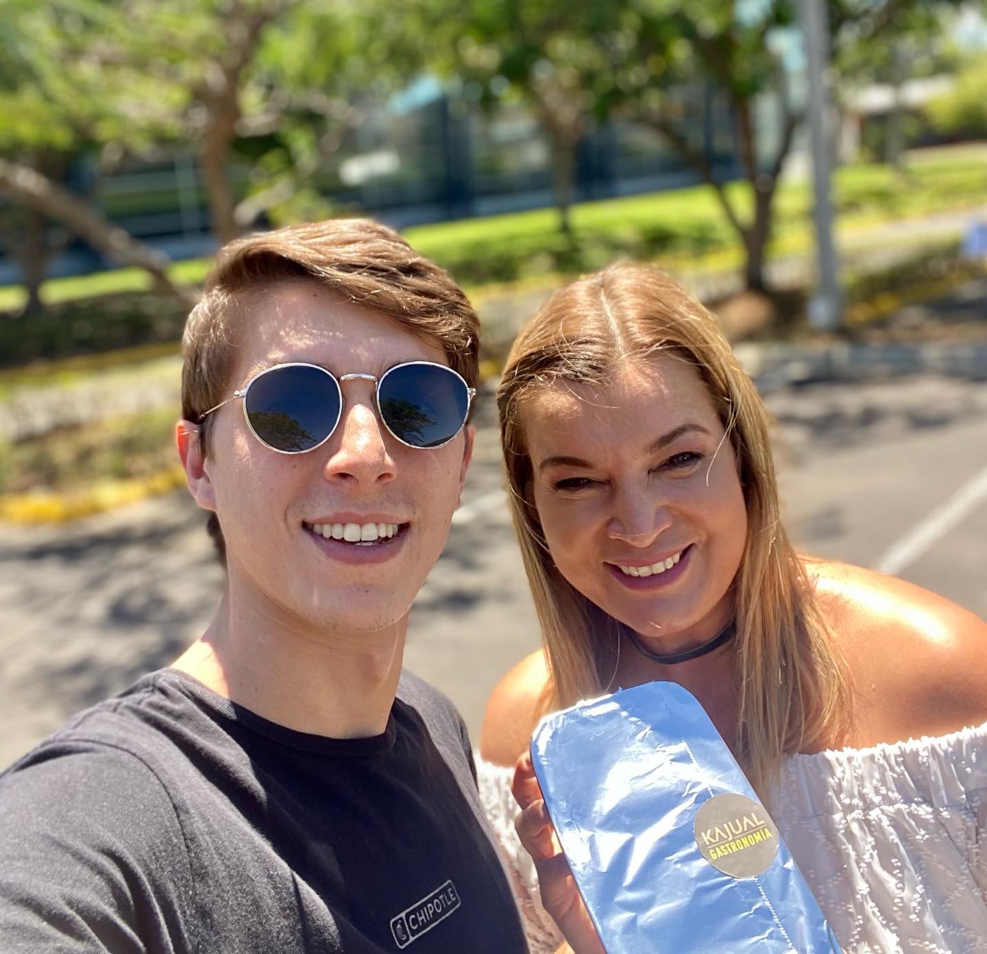 Periodista Adriana Durán y su hijo Juan Carlos.