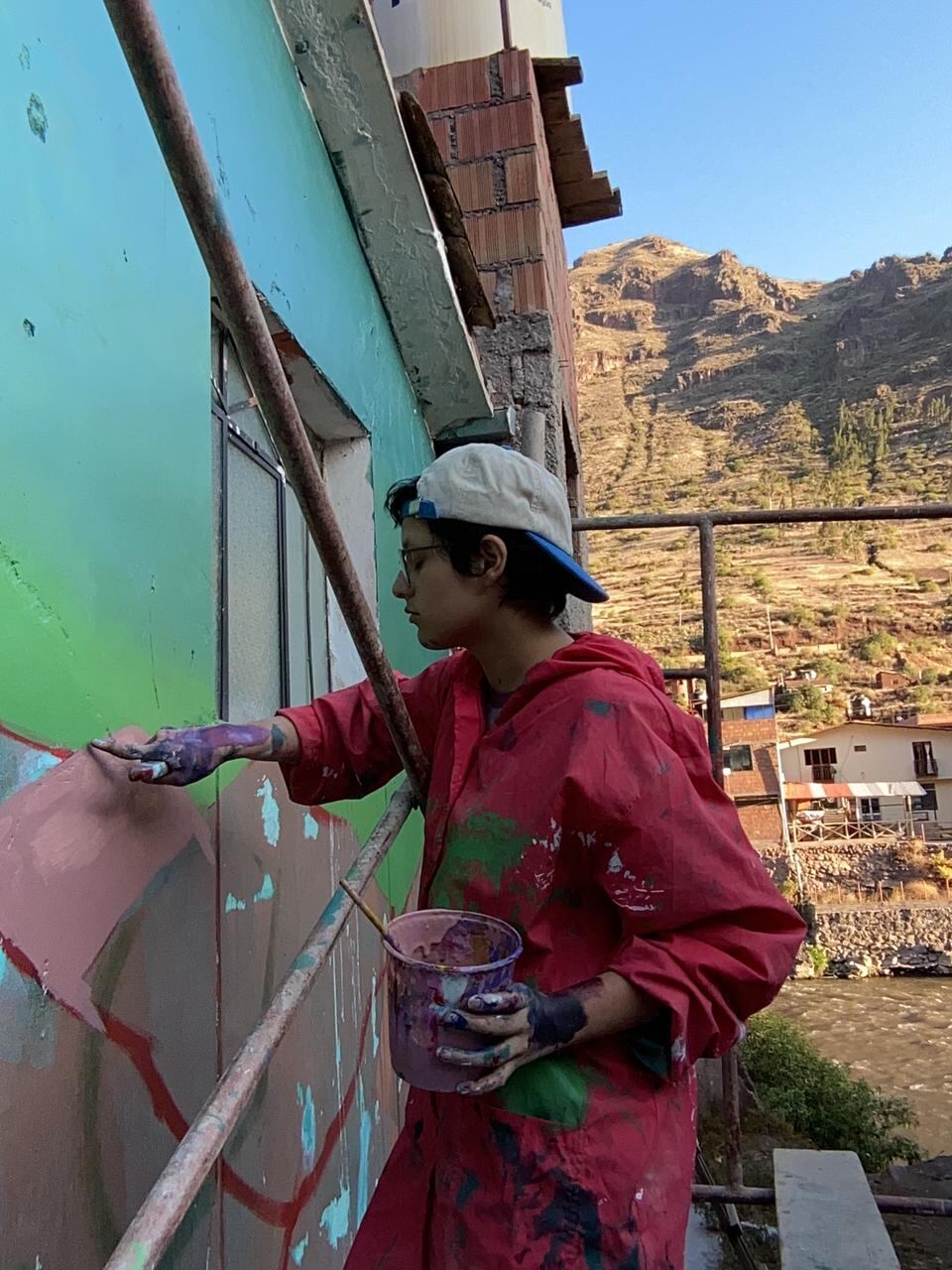 Las paredes de San José la vieron crecer y ahora las de Hong Kong serán su próximo lienzo. Diana Gabriela Morales Soto, vecina de Barrio La Cruz y conocida en el mundo artístico como “Ravs”, tiene apenas 24 años y ya se prepara para representar a Costa Rica en uno de los festivales de muralismo más importantes del planeta: Meeting of Styles (Encuentro de Estilos).