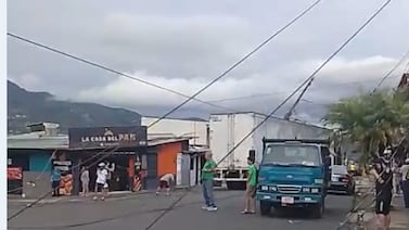Chofer de tráiler derriba dos postes y deja cables sobre la calle en Desamparados