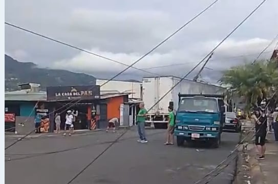 Un tráiler arrasó con el cableado en San Rafael Abajo de Desamparados