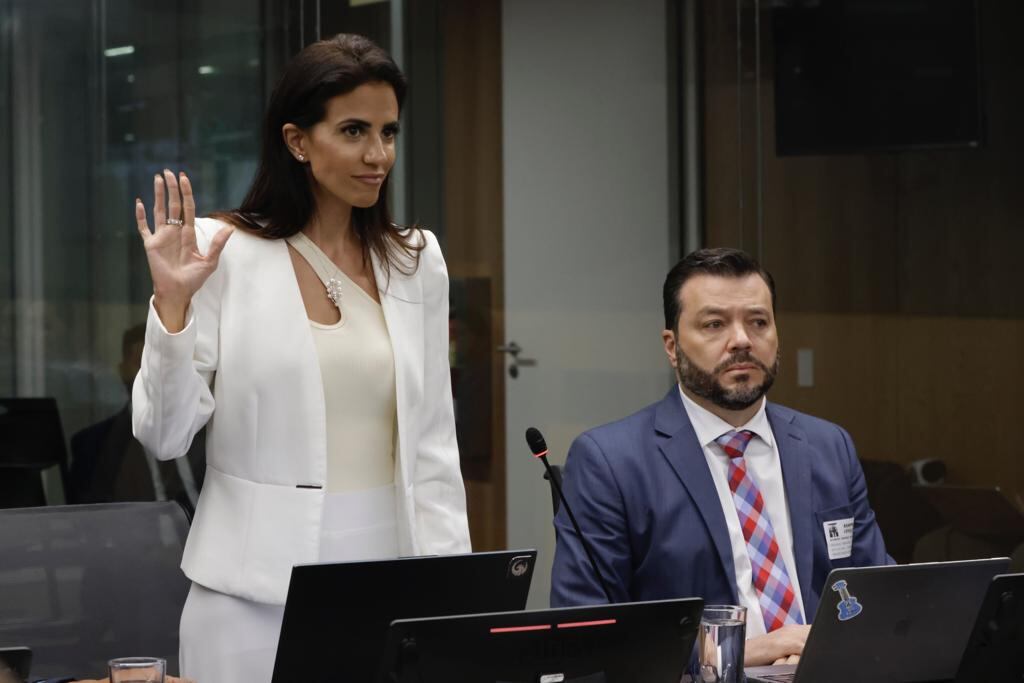 Yafit Ohana presta juramento ante los diputados de la Comisión de Derechos Humanos. Foto: Mayela López