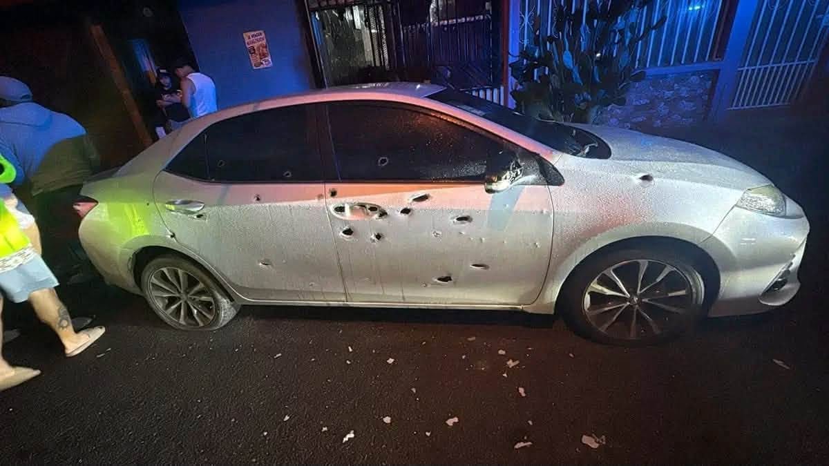 El carro habría recibido más de 20 disparos. Foto redes sociales.