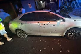 Impactantes imágenes muestran cómo quedó carro tras aterrador ataque armado que de milagro no dejó muertos