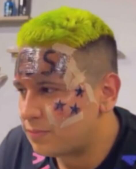 Un aficionado se tatuó el apellido Messi en su rostro. Captura de video .
