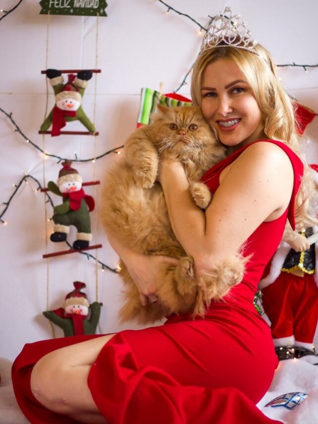 Minerva Hernández dona cuadros a fundaciones que ayudan a perros. Salvó la vida de Mila.