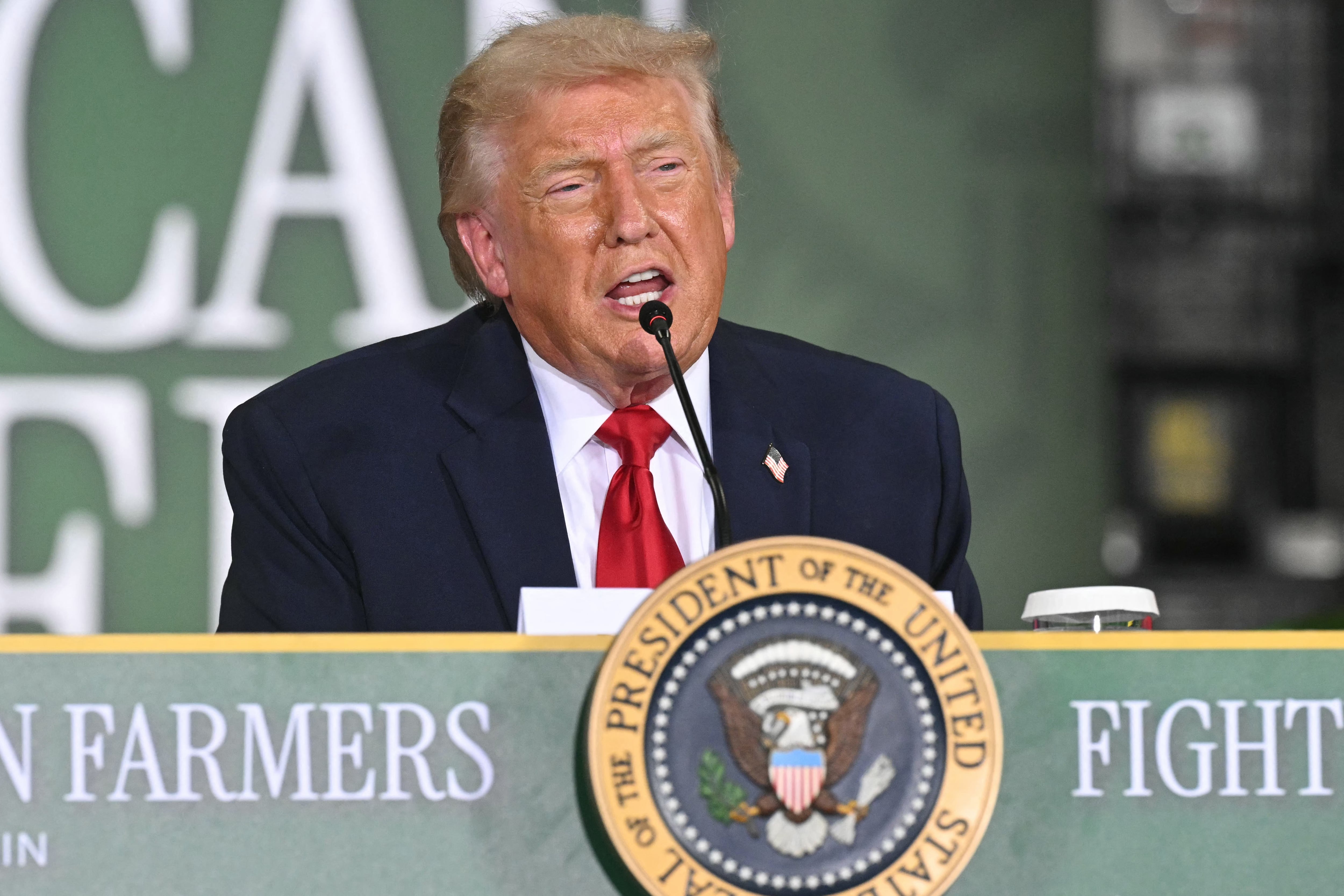 El presidente de Estados Unidos, Donald Trump, interviene durante una mesa redonda sobre "Agricultura estadounidense" en Custer Farms, en Chippewa Falls, Wisconsin, el 5 de junio de 2026.
