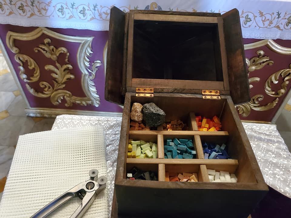 Paula Sáenz Soto es una costarricense que tiene más de 17 años de ser especialista en arte religioso y en estos momentos está realizando lo que ella considera el trabajo de su vida, un mosaico de la virgen de Los Ángeles, que será colocado en uno de los jardines del Vaticano