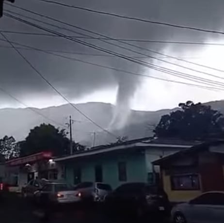 Un torbellino alarmó a los vecinos de Salitral de Santa Ana, San José la tarde de este martes 16 de diciembre. Foto: Captura de video