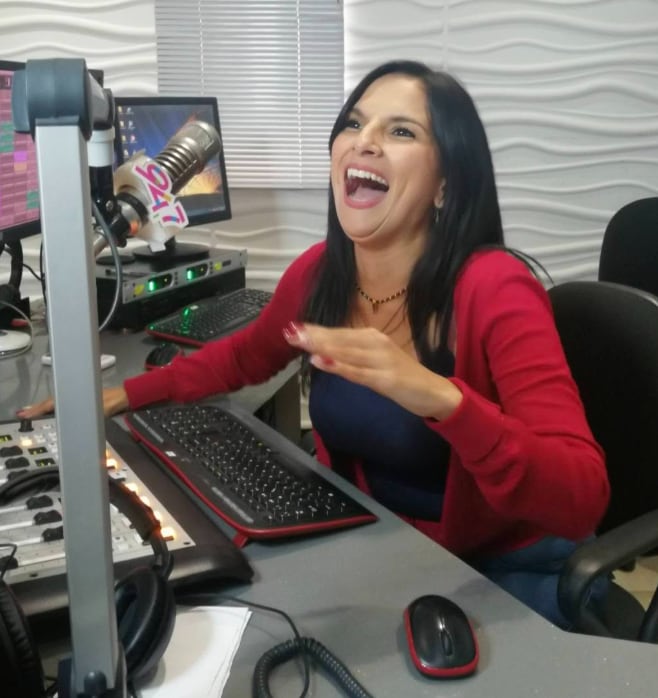 Locutora Laura Flores de la emisora 94.7 F.M..