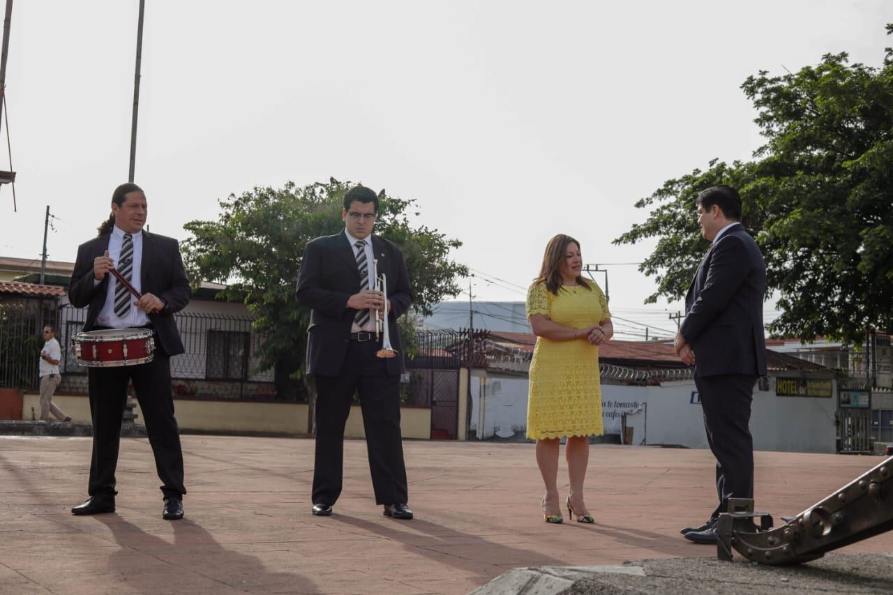 Jesús Campos y Julio Camacho fueron los dos únicos músicos de la Banda de Alajuela en los actos del 11 de abril en Alajuela. En la foto el presidente Carlos Alvarado y la alcaldesa de Alajuela Laura María Chaves Quirós