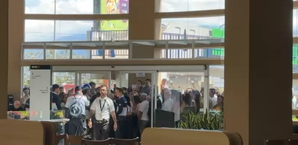 La apertura de una tienda y una de las promociones anunciadas para las primeras 100 personas en llegar al comercio, motivaron los filones que se armaron desde muy temprano de este sábado en uno de los accesos de Multiplaza Escazú.