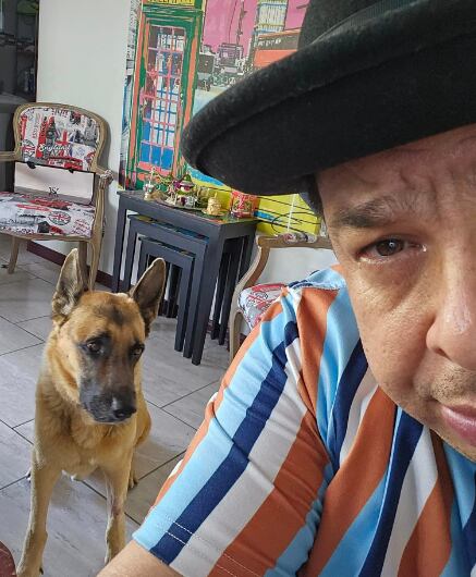 Alex Costa y su perro Blacky.